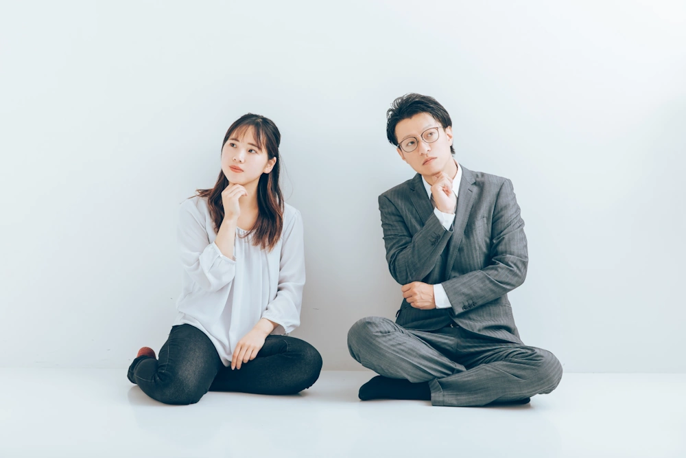 悩む男女