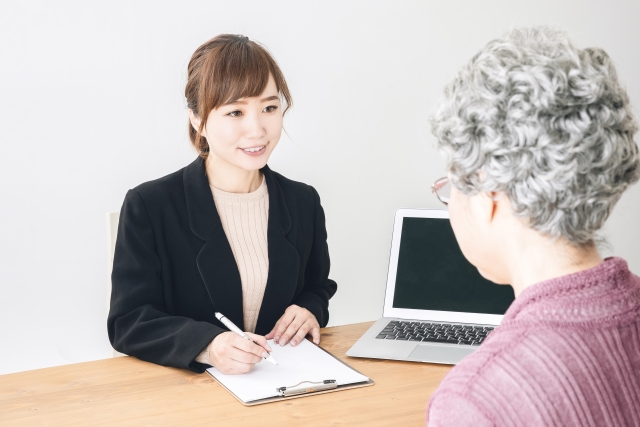 老婦人と打ち合わせする様子