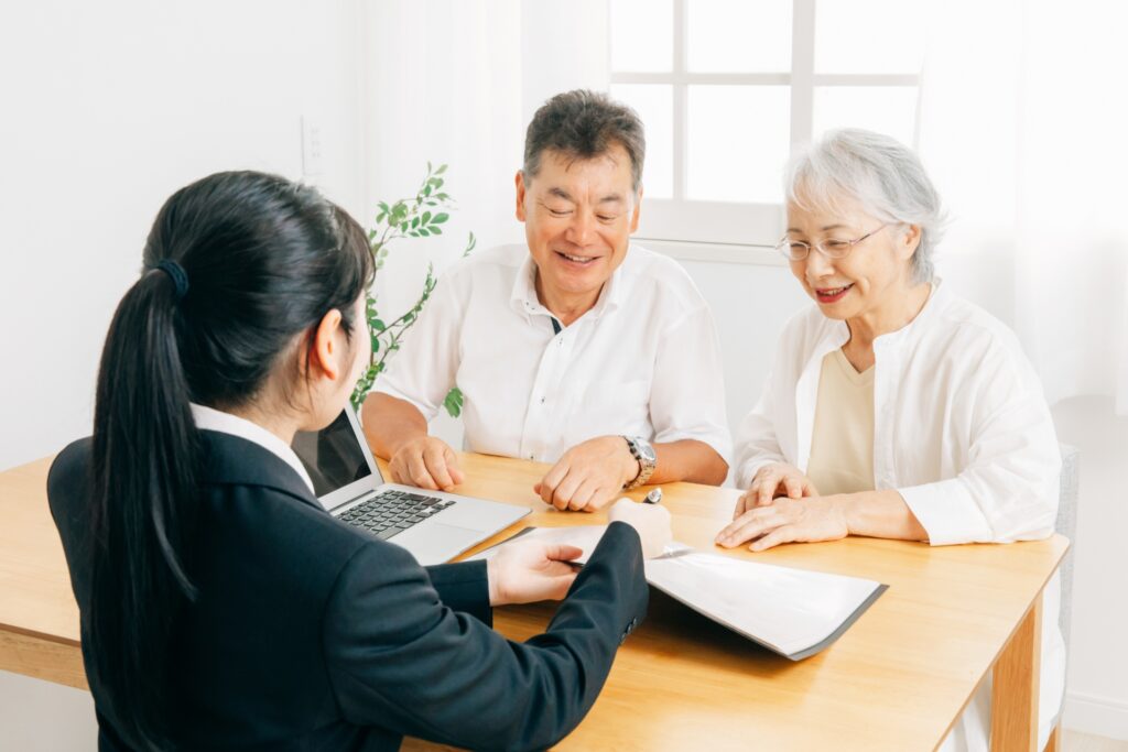 老夫婦と打ち合わせする様子