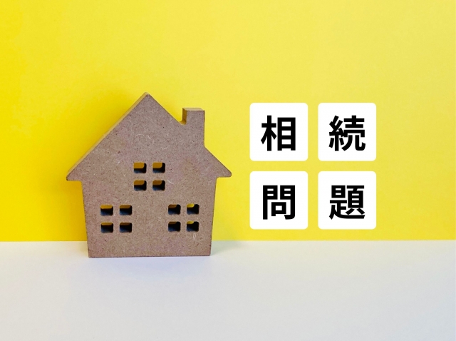 家の模型と相続問題の文字
