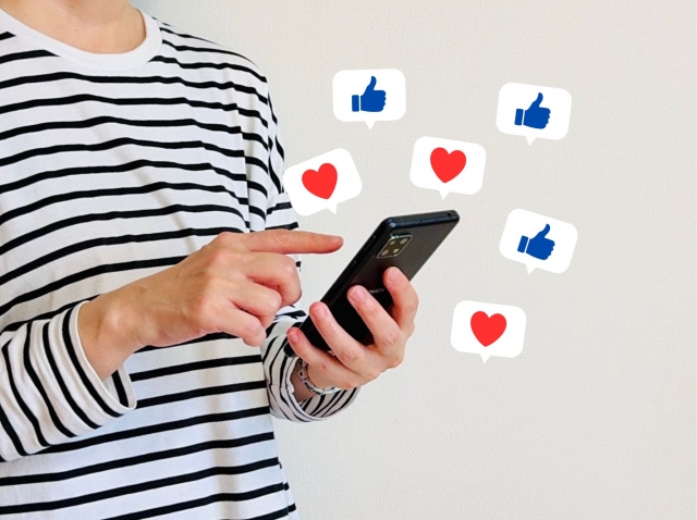 口コミをスマホでチェックする女性