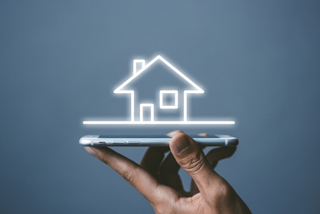 家のイラストとスマホ