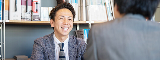 顧客と談笑している男性スタッフ