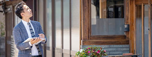 戸建て住宅をチェックしている男性スタッフ