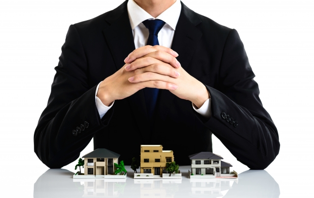 ビジネスマンと家のイメージ