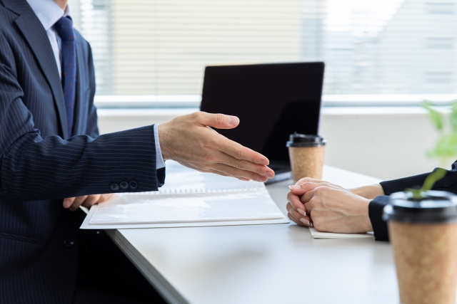 営業担当に相談する男性