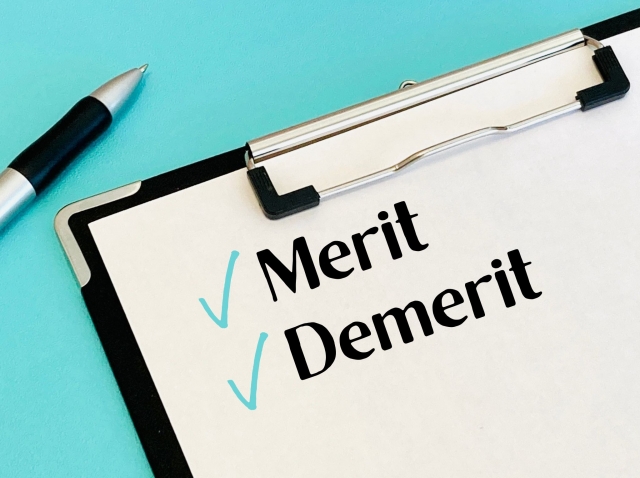 メリットとデメリットが描かれたボードとペン