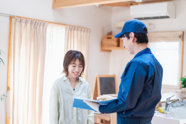 引っ越し業者と女性